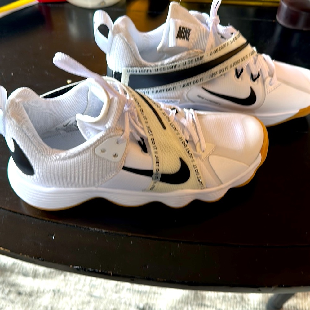NIKE NWOT hyper set volleyball shoes 7.5